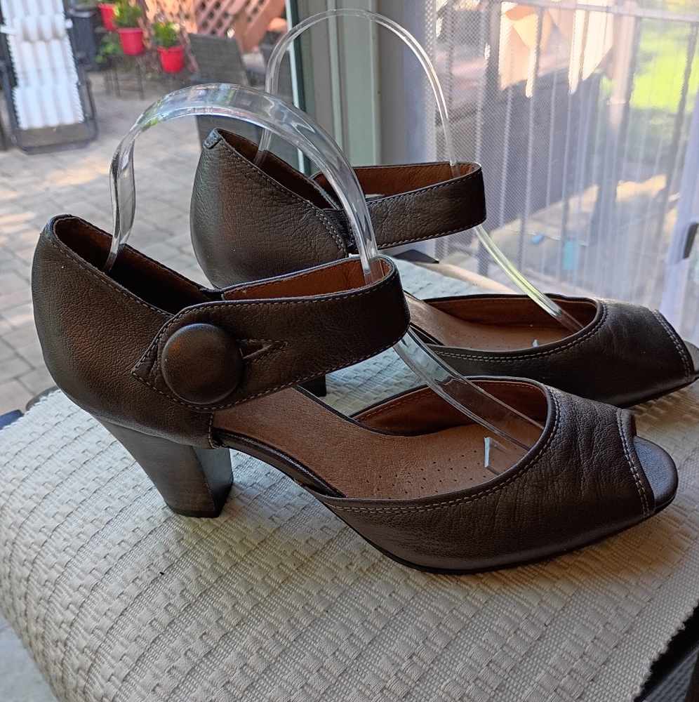 Clarks Artisan Sz 9 M Dark Metallic Beige Open Toe Pump Leather Iike New